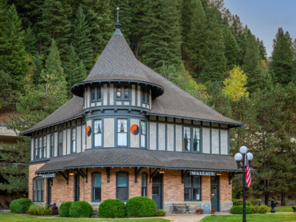 Outside view of Wallace Inn hotel building